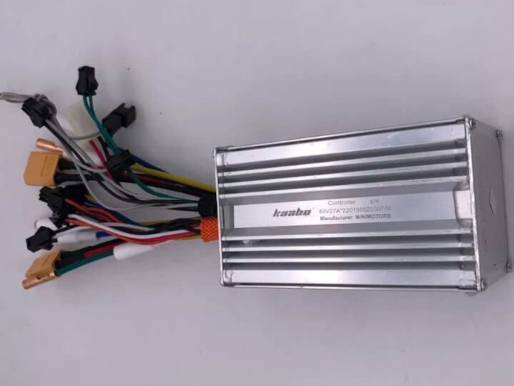 Foto con cables de la controladora Minimotors 60V 27AH X2 Kaabo Mantis 10