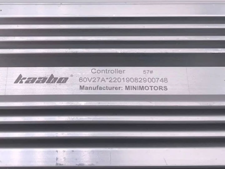 Detalle de la tapa con especificaciones de la controladora Minimotors 60V 27AH X2 Kaabo Mantis 10