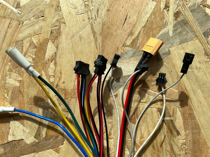 Detalle de conectores en cables de la controladora Minimotors 60V 27AH X2 Kaabo Mantis 10