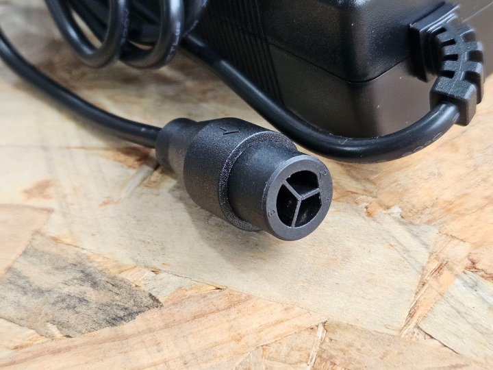 Cargador original Kaabo Mantis King/Wolf X GT 60V 2A