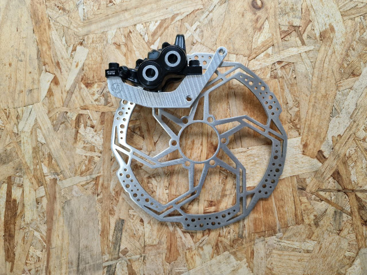 Soporte pinza de freno JAVA para Kaabo Wolf 